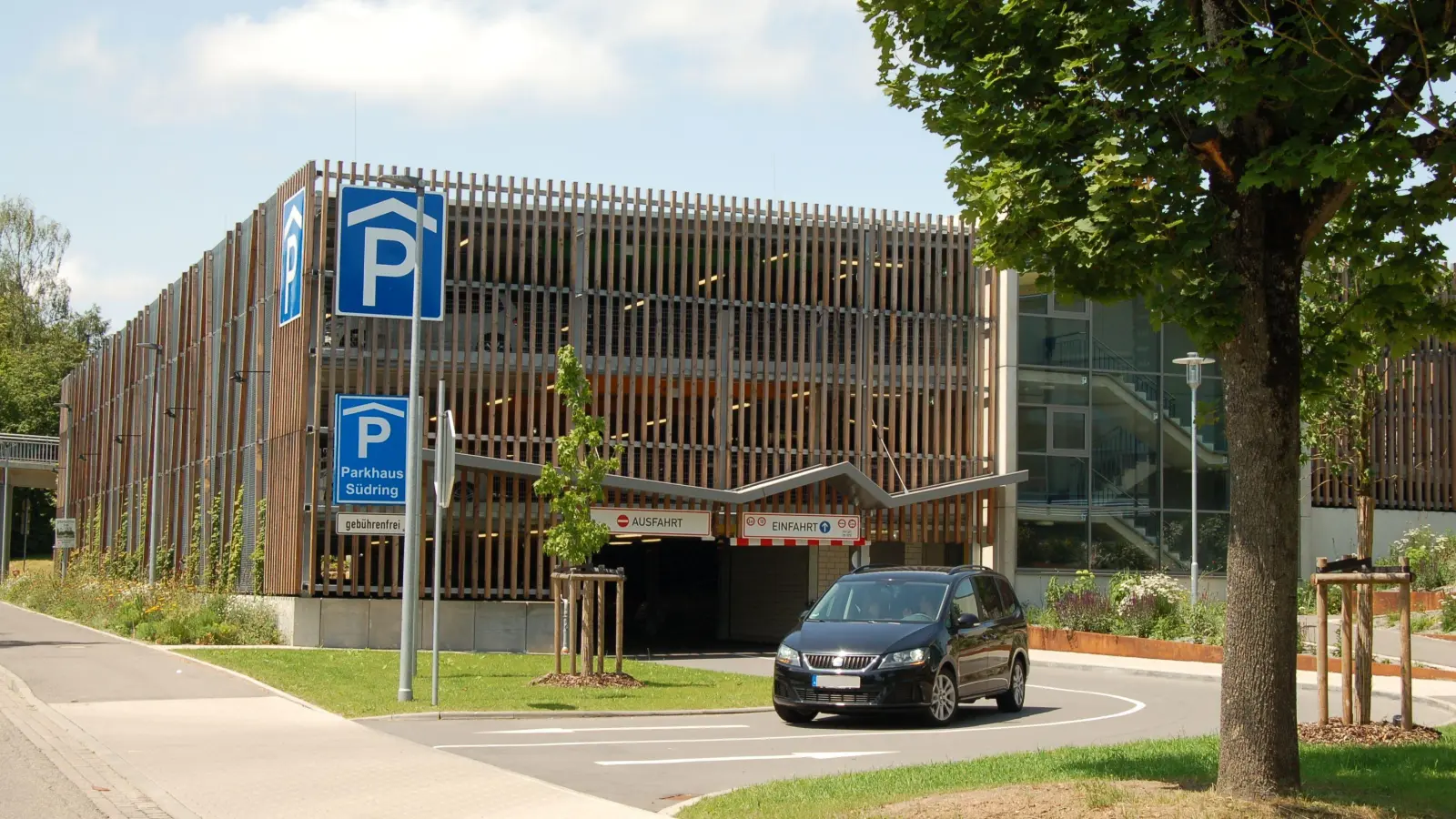 Das Parkhaus am Südring kann von Autofahrern kostenfrei genutzt werden. Das von der Stadt geplante Leitsystem soll Verkehrsteilnehmer auf die Parkmöglichkeiten vor den Toren des Zentrums hinweisen. (Foto: Markus Weinzierl)