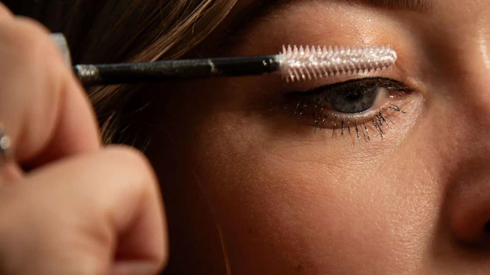Von dezent schimmernden Spitzen bis zum glamourösen Party-Look: Richtig aufgetragen sorgt Glitzer-Mascara für festliche Akzente. (Foto: Christin Klose/dpa-tmn)