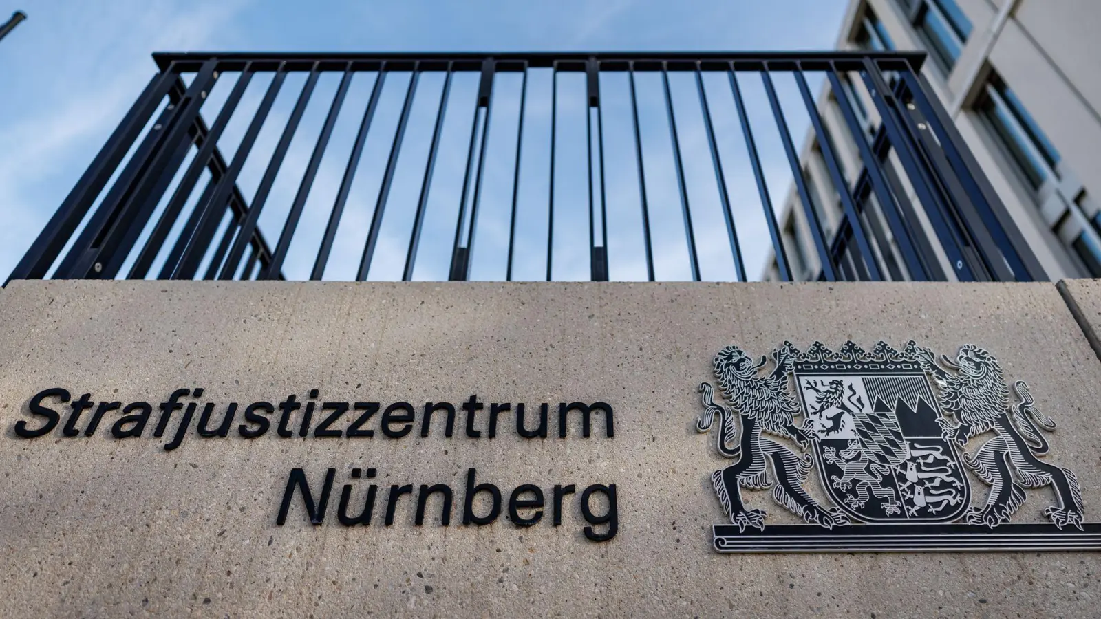 Die Angeklagten sollen mit dem illegalen Arzneimittel-Handel dem Staat einen Schaden von mehr als 1,56 Millionen Euro verursacht haben. (Symbolbild) (Foto: Daniel Karmann/dpa)