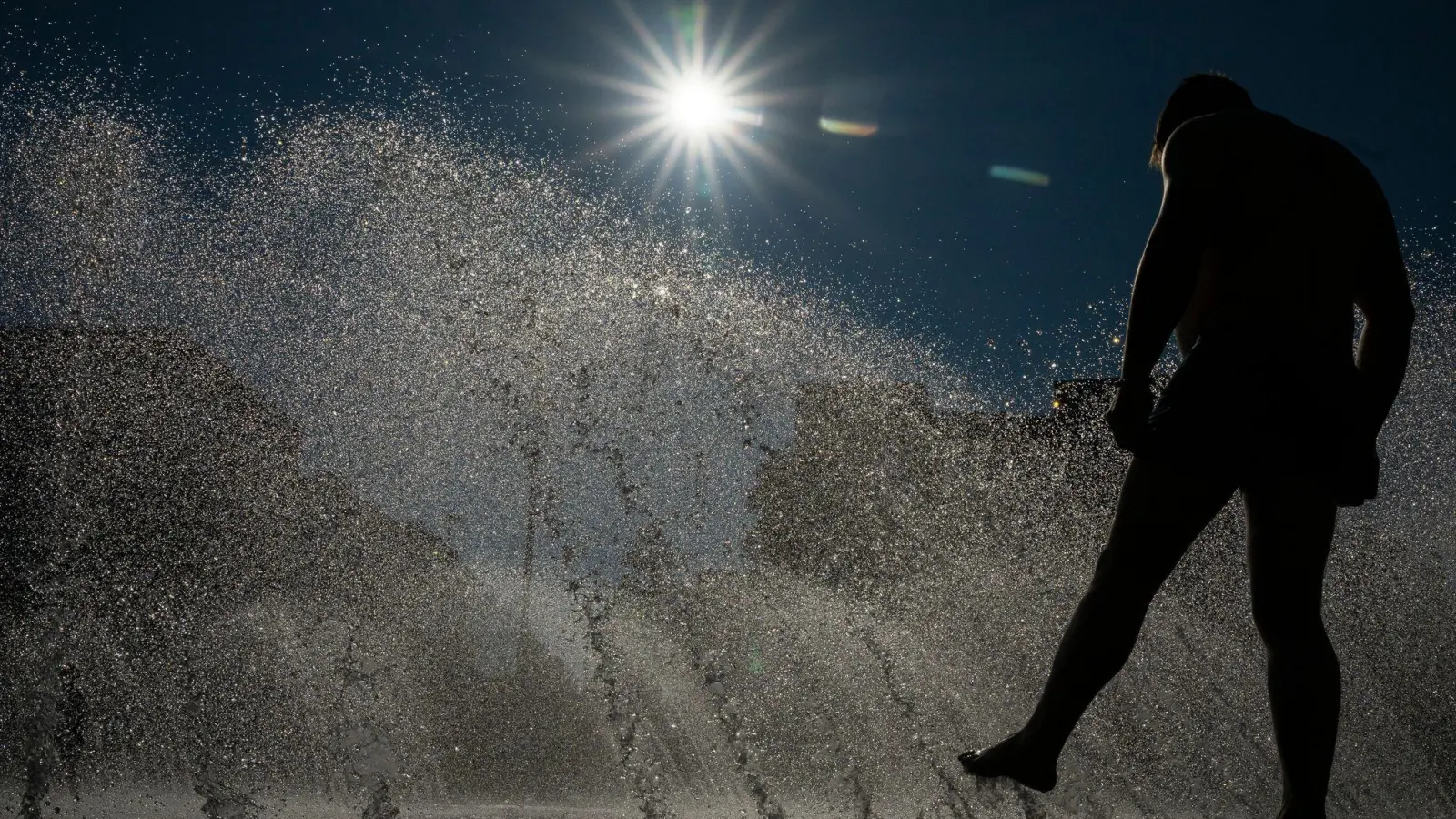 Der Deutsche Wetterdienst (DWD) hat nach eigenen Angaben die höchsten Temperaturen des Tages in Mannheim gemessen. (Symbolbild) (Foto: Peter Kneffel/dpa)