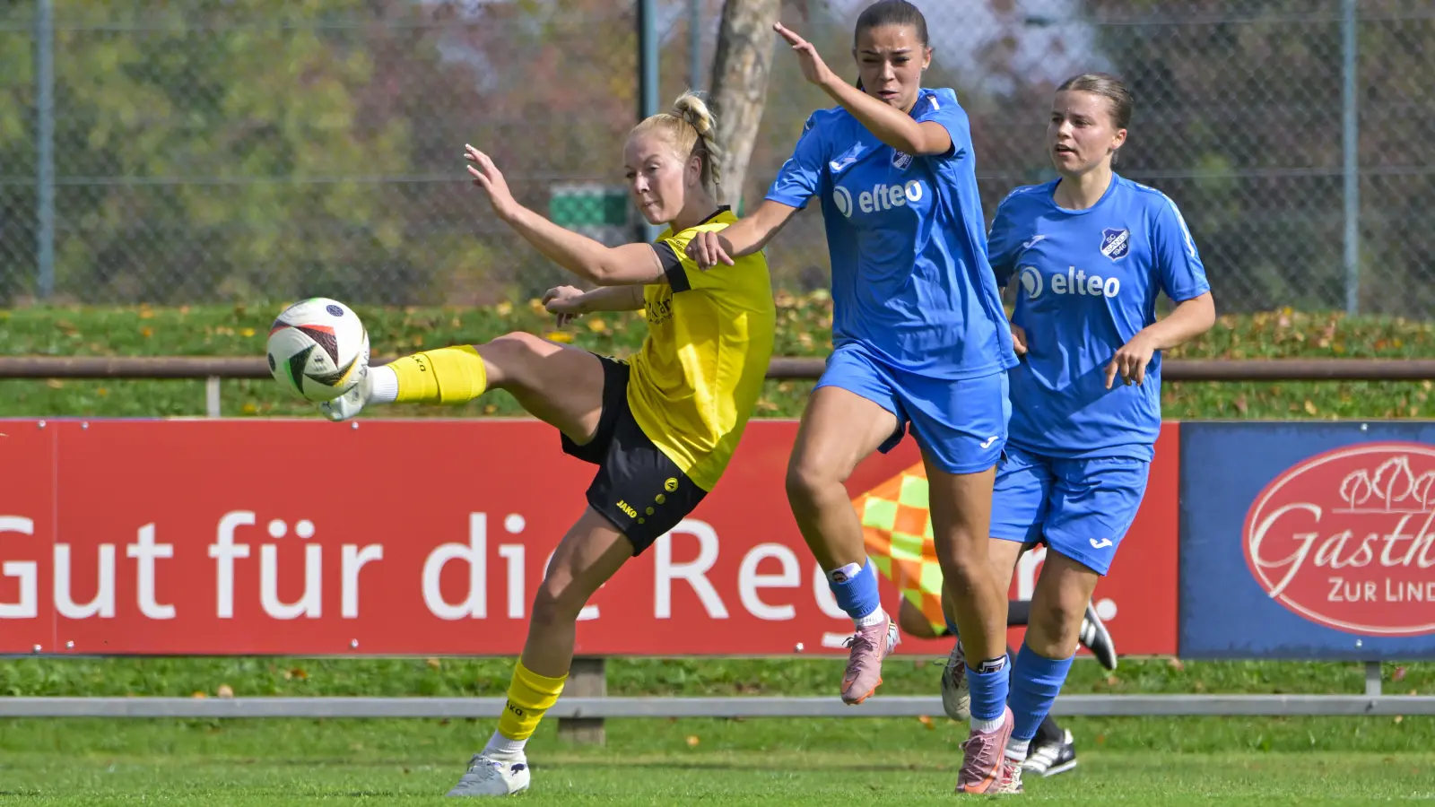 Gegen Aufsteiger Dortelweil wollen der SV Weinberg und Nadine Hilkert (in Gelb, hier Melisande Ulrich vom SC Sand II) einen Sieg einfahren. (Foto: Martin Rügner)