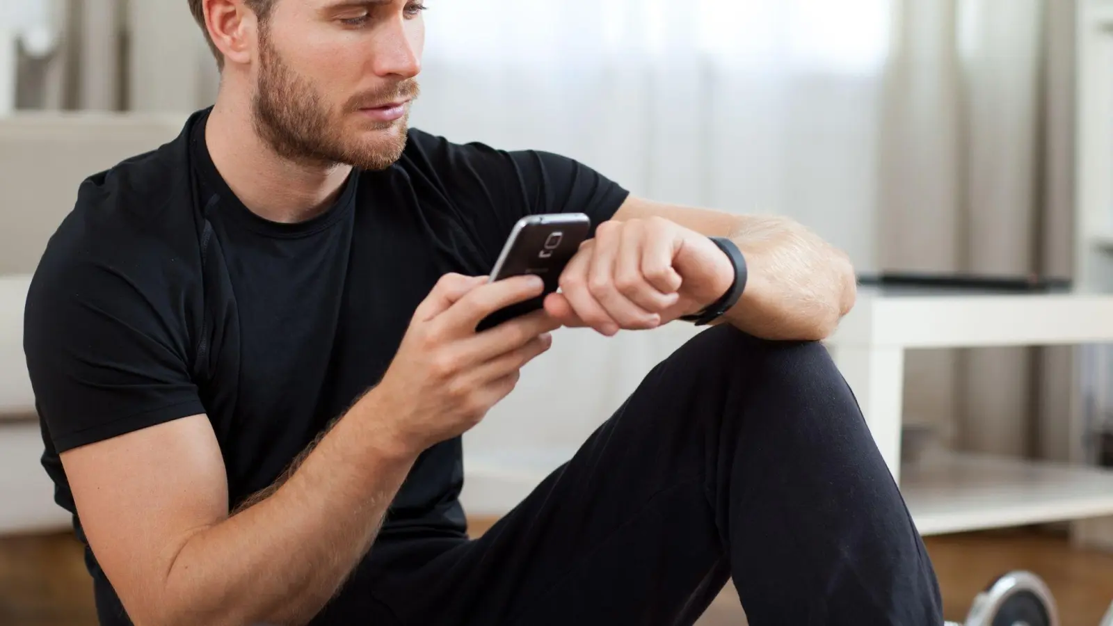 Gewaltenteilung für Sportler: Die Uhr sammelt Daten, die App auf dem Smartphone analysiert sie. (Foto: Christin Klose/dpa-tmn)