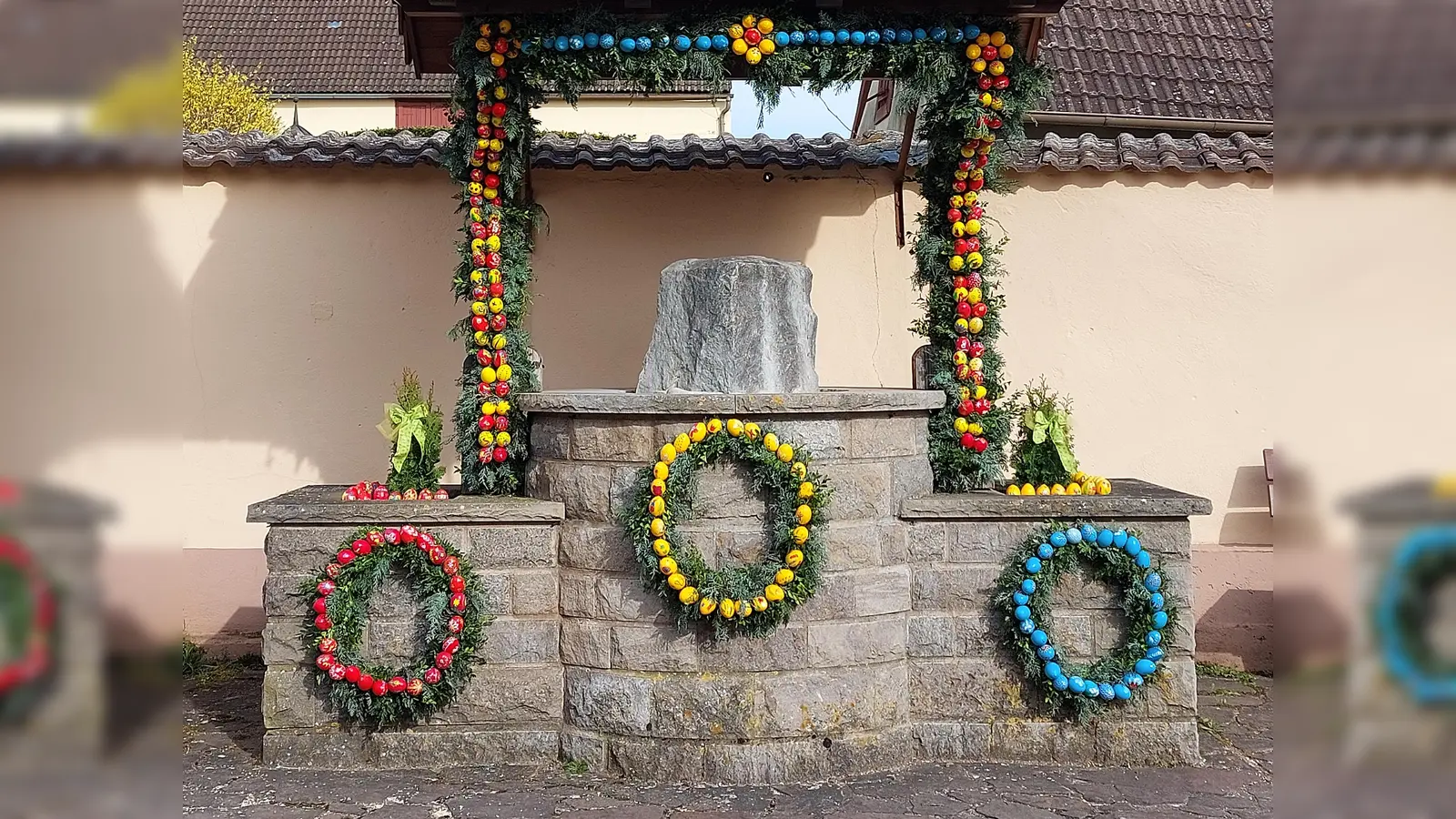 Gefertigt und geschmückt von den Landfrauen, zeigt sich der Brunnen in Neuses bei Burgoberbach. Die Zweige sind von Neusemer Bürgern zur Verfügung gestellt worden. (Foto: Karin Ringler)