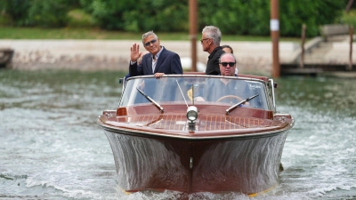 George Clooney am Mittwoch bei der Ankunft im Wassertaxi. (Foto: Scott A Garfitt/Invision/AP/dpa)