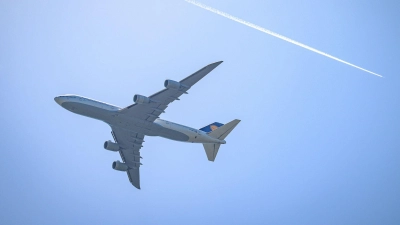 Ein großer Kostenfaktor bei Pauschalreisen sind die Flüge - Flexibilität spart hier bares Geld. (Foto: Hannes P Albert/dpa/dpa-tmn)