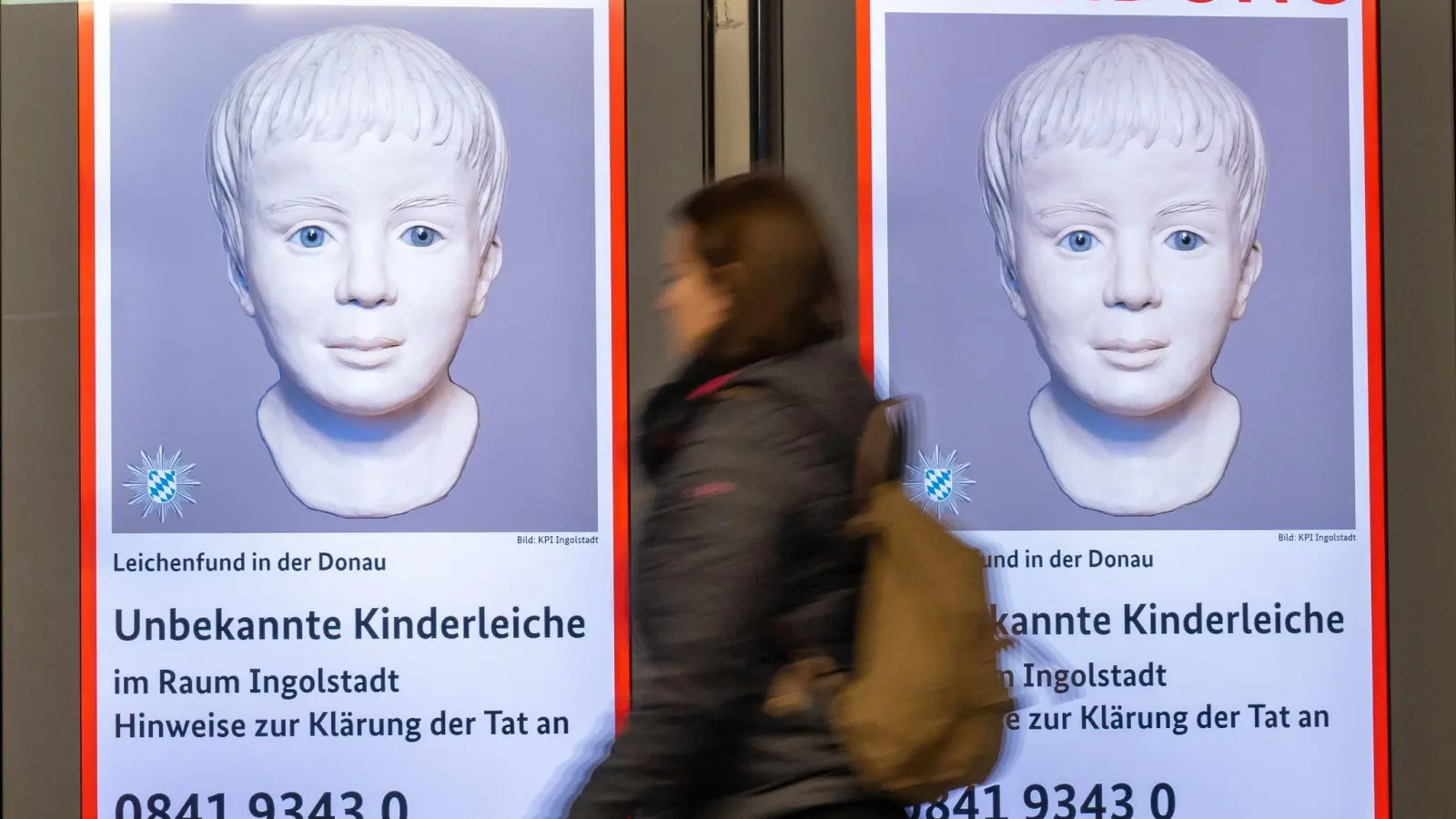 Fahndungsplakat mit dem rekonstruierten Bild des toten Jungen. (Foto: Peter Kneffel/dpa)