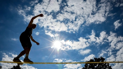 Ein Mann balanciert auf eine Slackline. (Foto:Archiv) Der Este Jaan Roose überquerte er als erster Mensch die Straße von Messina zwischen Sizilien und dem italienischen Festland auf einem Gummiband. (Foto: Jan Woitas/dpa)