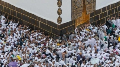 Muslimische Pilger umrunden die Kaaba, das heiligste Heiligtum des Islam, in der Großen Moschee während der Hadsch. (Foto: Saudi Press Agency/dpa)