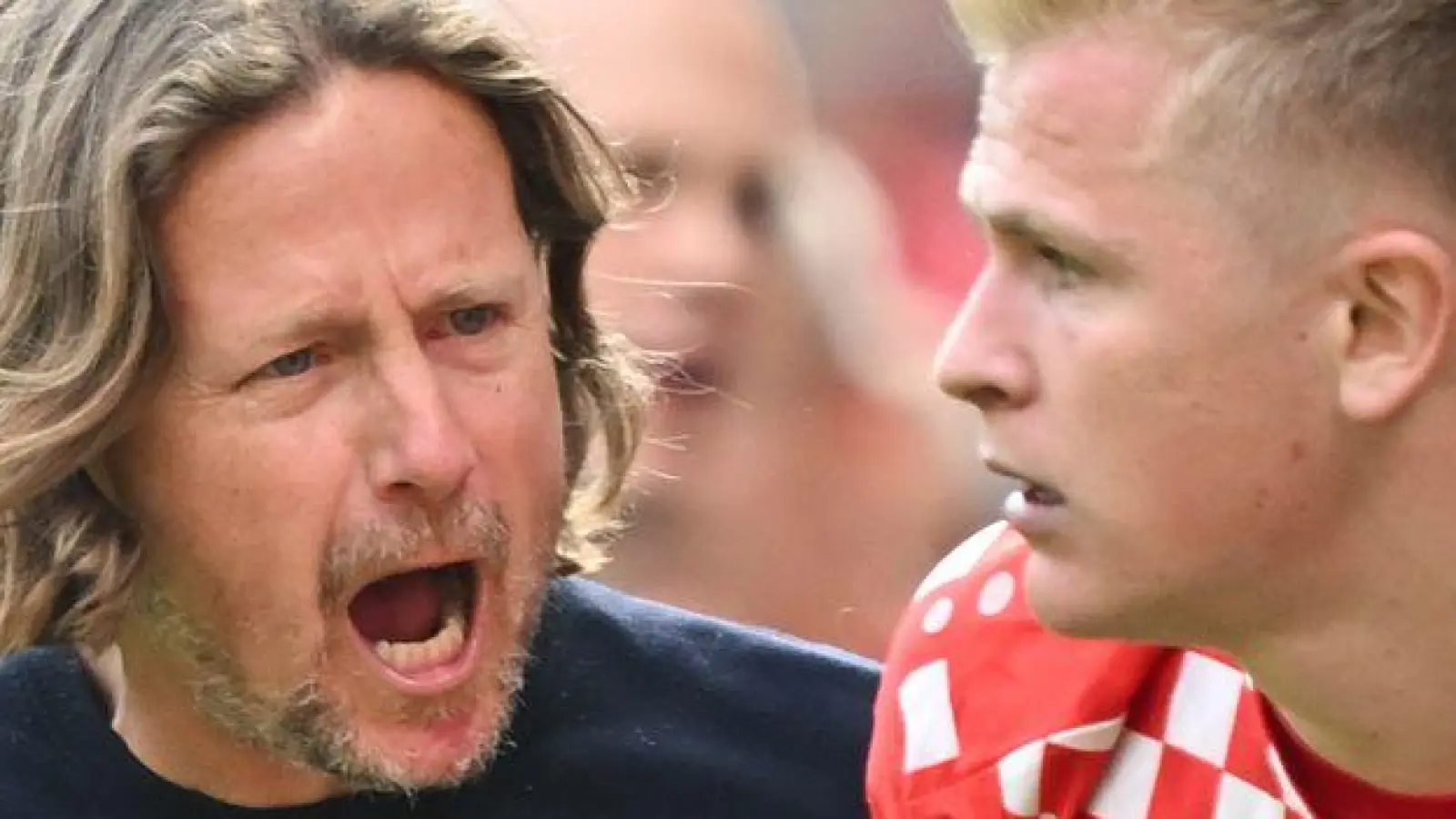Der Mainzer Trainer Bo Henriksen muss Nationalstürmer Jonathan Burkardt in diesem Sommer womöglich ziehen lassen. (Foto: Arne Dedert/dpa)