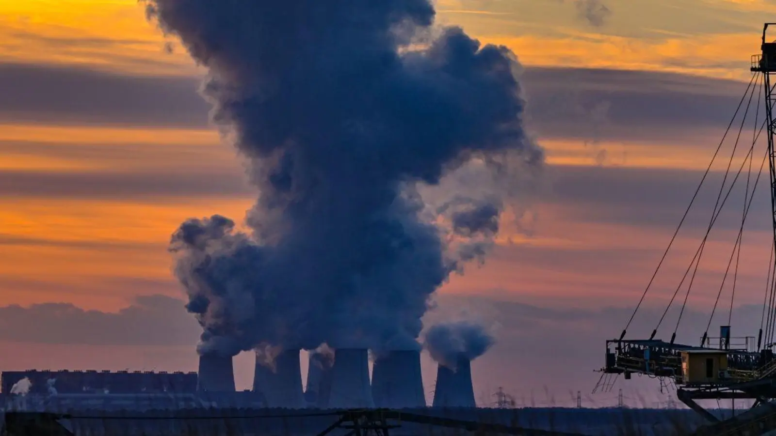 Wasserdampf steigt aus dem Braunkohlekraftwerk Jänschwalde der Lausitz Energie Bergbau AG auf: Leag-Chef Thorsten Kramer sagt, die Entschädigung sei ein essenzieller Baustein für die weitere erfolgreiche Transformation des Unternehmens zu einem „grünen Powerhouse“. (Foto: Patrick Pleul/dpa)