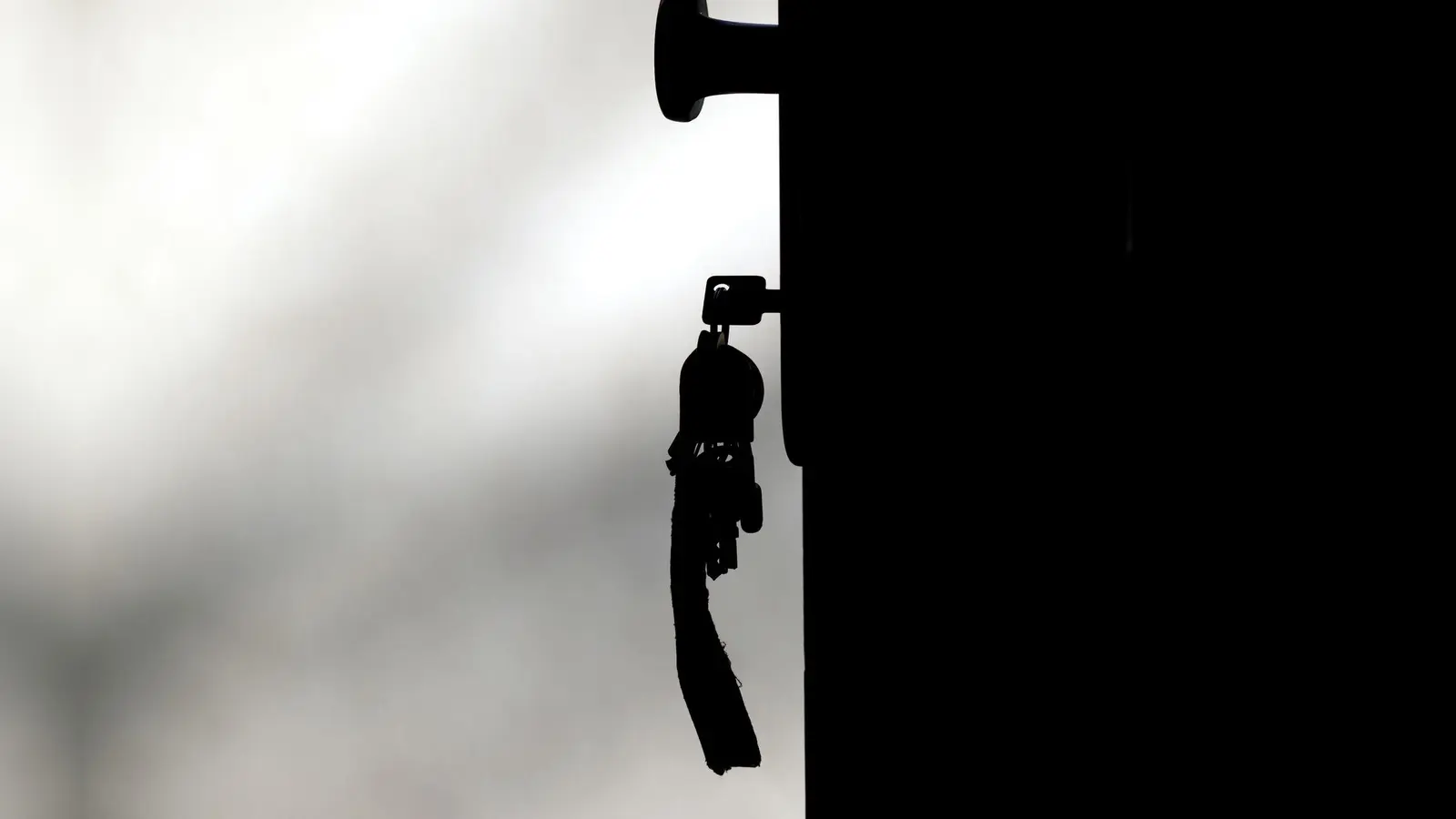 Täter täuschen bei Überfällen an Haus- und Wohnungstüren oft Notlagen vor. (Symbolbild) (Foto: Ralf Hirschberger/dpa)