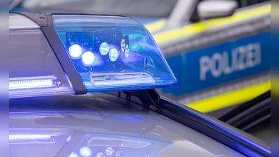 Polizeikräfte schauen sich derzeit in dem Gebäude um, in dem sich eine Grund- und eine Mittelschule befinden. (Symbolbild) (Foto: Daniel Karmann/dpa)