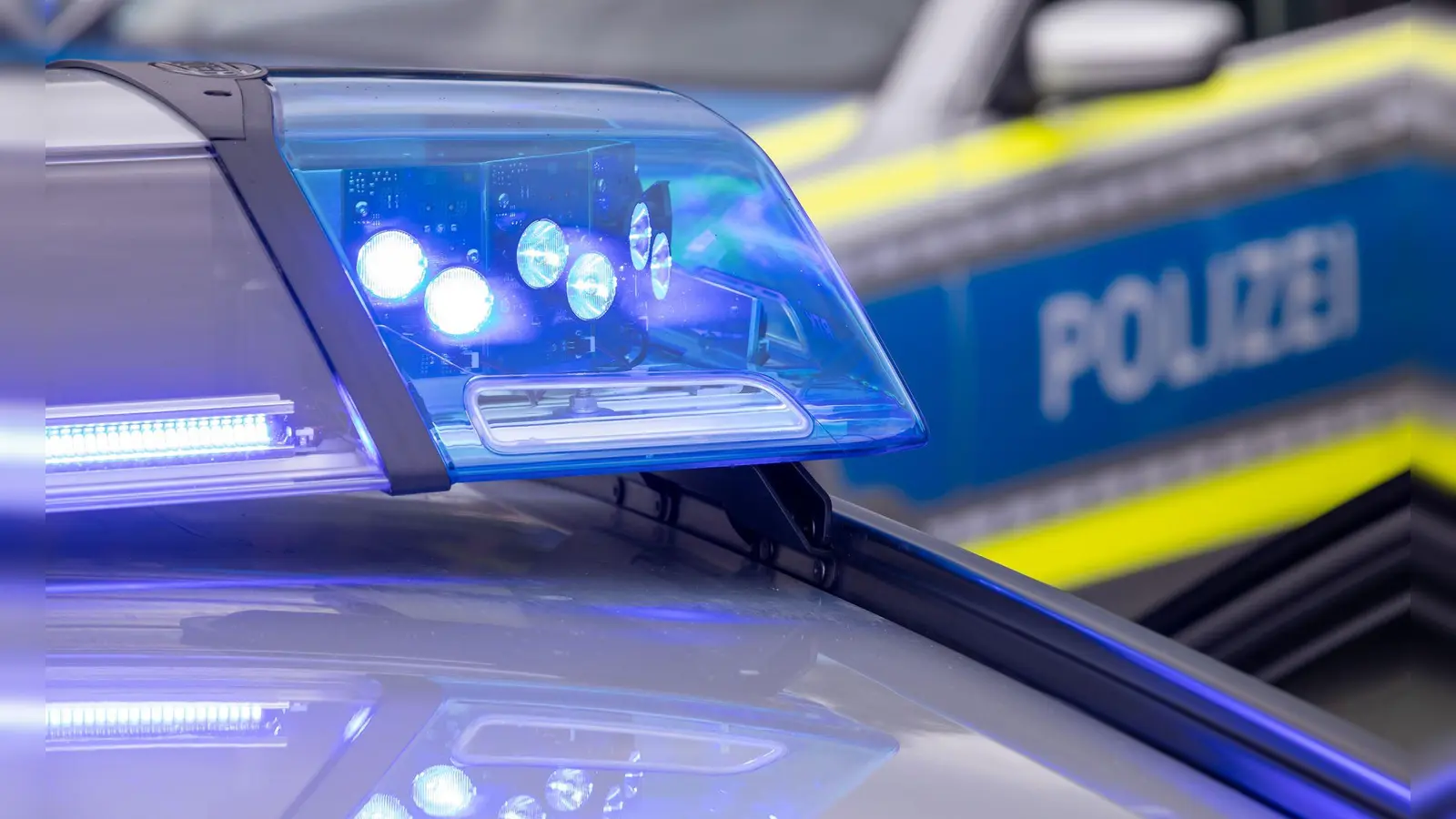 Polizeikräfte schauen sich derzeit in dem Gebäude um, in dem sich eine Grund- und eine Mittelschule befinden. (Symbolbild) (Foto: Daniel Karmann/dpa)