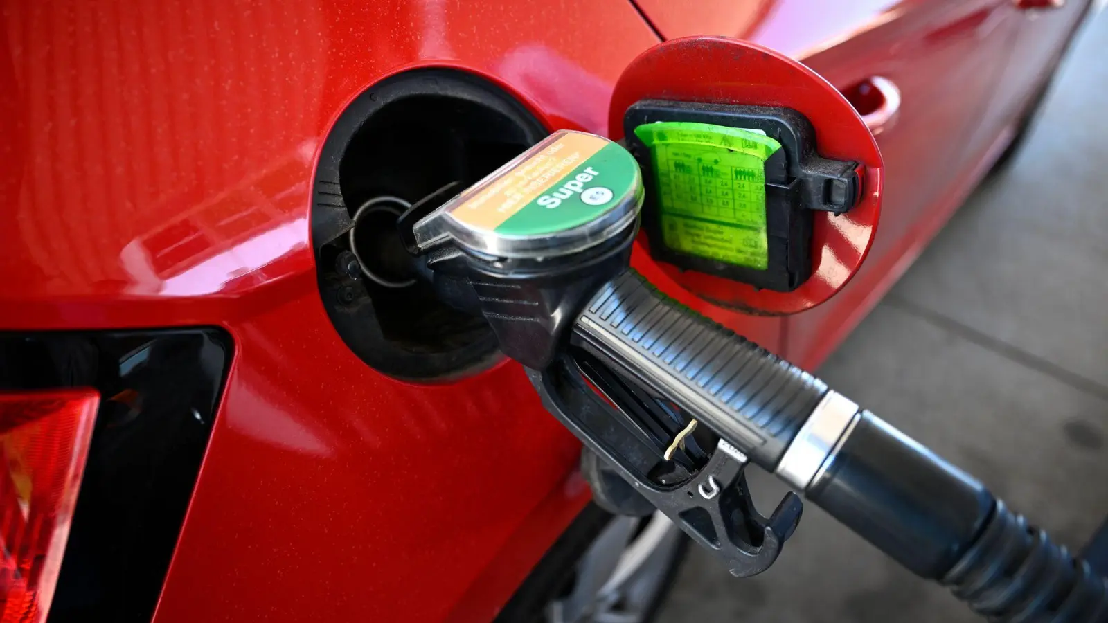 Tanken ist zuletzt sukzessive billiger geworden.  (Foto: Philip Dulian/dpa)