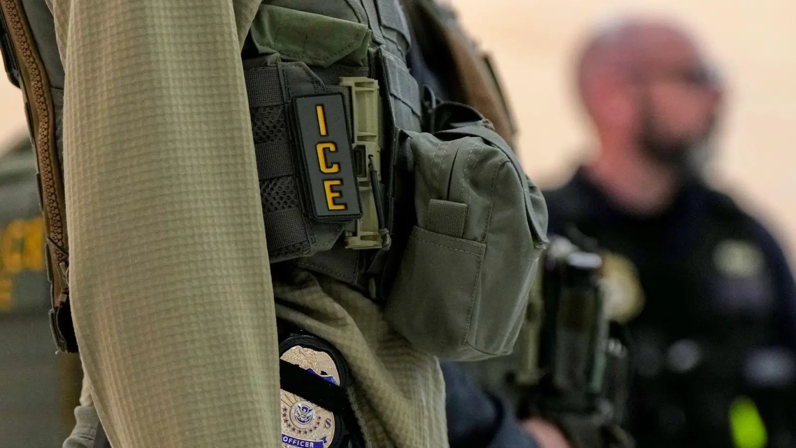 Die US-Einwanderungsbehörde ICE plant die Anschaffung von Elektroschock-Handschuhen. (Archivfoto) (Foto: Angelina Katsanis/AP/dpa)