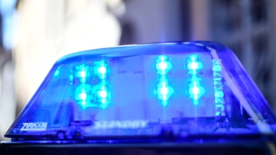 Die Polizei ist mit einem Unfall bei Burgambach beschäftigt. (Symbolbild: Patrick Seeger/dpa/Archivbild)
