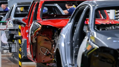 Ab 2035 sollen in der EU keine neuen Autos mit Benzin- oder Dieselmotor mehr zugelassen werden dürfen. (Symbolbild) (Foto: Hendrik Schmidt/dpa)