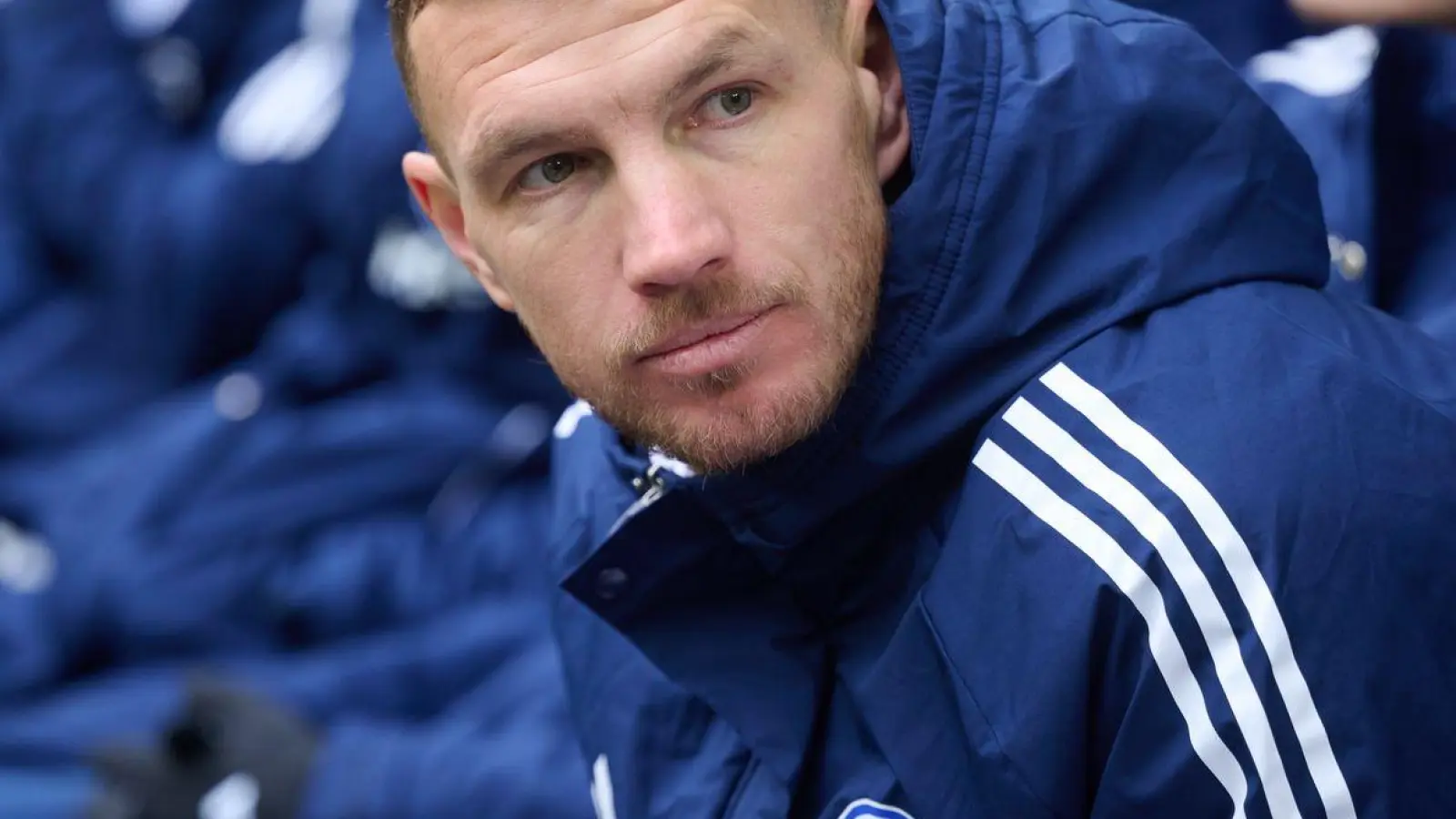 Auch einer, der in diesem Winter den Club wechselte: Schalkes neuer Stürmerstar Edin Dzeko. (Archivbild) (Foto: Bernd Thissen/dpa)