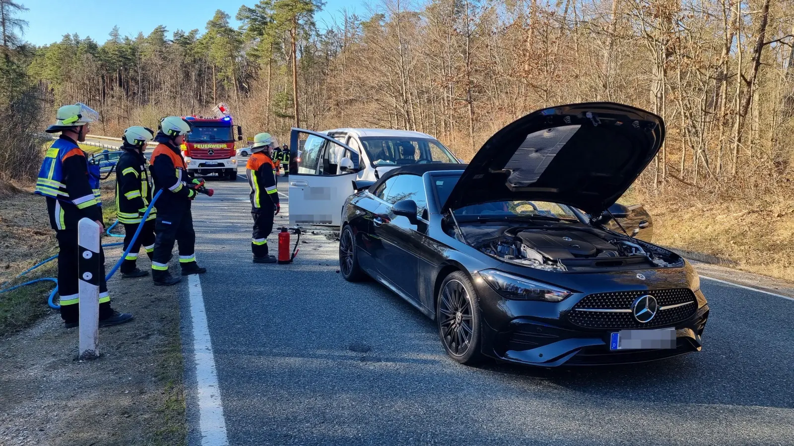 Sieben Personen, darunter drei Kinder und ein Jugendlicher, wurden bei einem Auffahrunfall zwischen Mailheim und Linden verletzt. (Foto: Rainer Weiskirchen/Kreisfeuerwehrverband Neustadt/Aisch-Bad Windsheim)