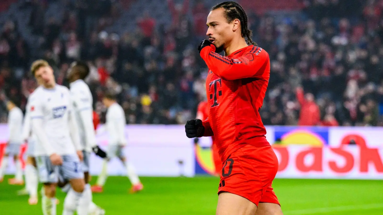 Leroy Sane jubelt nach seinem Treffer zum 4:0. (Foto: Tom Weller/dpa)