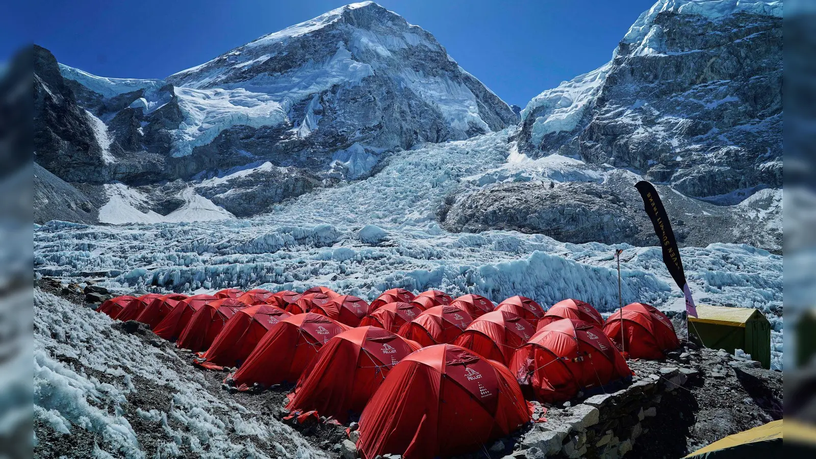 Im Everest Basislager warten Bergsteiger auf eine gute Gelegenheit zum Aufstieg. (Foto: Pasang Rinzee Sherpa/ap/dpa)