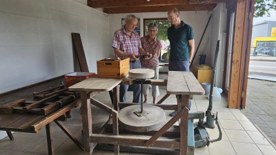 Friedel und Birgit Moll (von links) erläuterten bei der Übergabe der Töpferscheibe Dr. Markus Rodenberg Details der Geschichte der Leutershäuser Töpferei.  (Foto: Wolfgang Grebenhof)