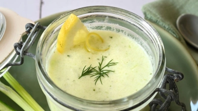 Kalter Genuss für heiße Tage: Die Joghurt-Gurken-Suppe von Food-Bloggerin Julia Uehren. (Foto: Julia Uehren/loeffelgenuss.de/dpa-tmn)