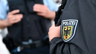 Bei einer Razzia durchsuchten Beamte mehrere Objekte in Hessen und Niederbayern. (Symbolbild) (Foto: Sven Hoppe/dpa)