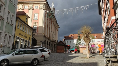 Die Häuserfassaden in der Kegetstraße könnten angestrahlt und in Szene gesetzt werden. Hingucker wäre zum Beispiel die stärker und in anderem Licht beleuchtete Justitia (links oben). (Foto: Anna Franck)