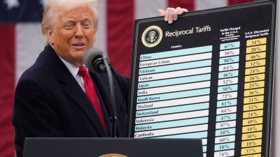 Ein Berufungsgericht hat die Blockade fast aller Zölle von US-Präsident Donald Trump, die eine niedrigere Instanz angeordnet hatte, vorerst aufgehoben. (Archivbild) (Foto: Mark Schiefelbein/AP/dpa)