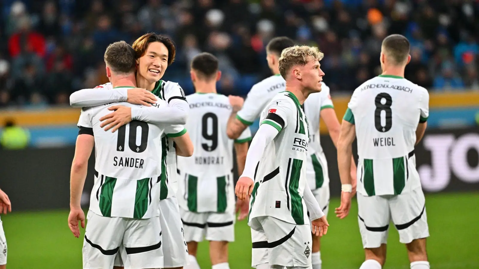 Gladbach bejubelt den Sieg bei der TSG Hoffenheim. (Foto: Jan-Philipp Strobel/dpa)