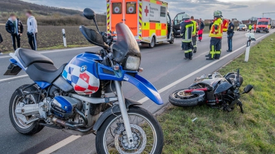 Die Rettungskräfte am Unfallort auf der Bundesstraße 470 zwischen Dottenheim und Dietersheim. (Foto: Johann Schmidt )