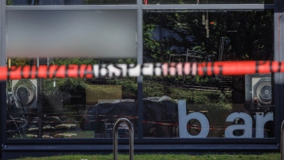 Der Tatverdächtige hatte vor einer Bar mehrere Menschen angegriffen und verletzt.  (Foto: Friso Gentsch/dpa)
