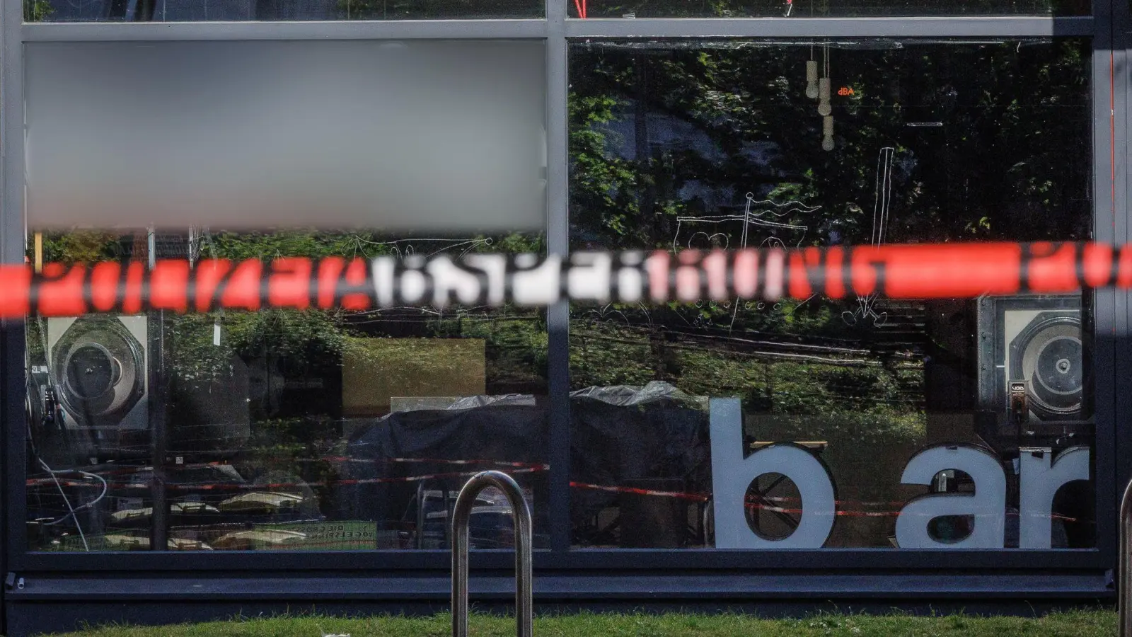 Der Tatverdächtige hatte vor einer Bar mehrere Menschen angegriffen und verletzt.  (Foto: Friso Gentsch/dpa)