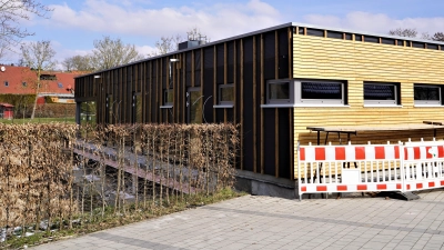 So sah das neue Kiosk- und Umkleidegebäude 2023 aus. Inzwischen ist der Bau fast fertig. (Archivbild: Simone Hedler)