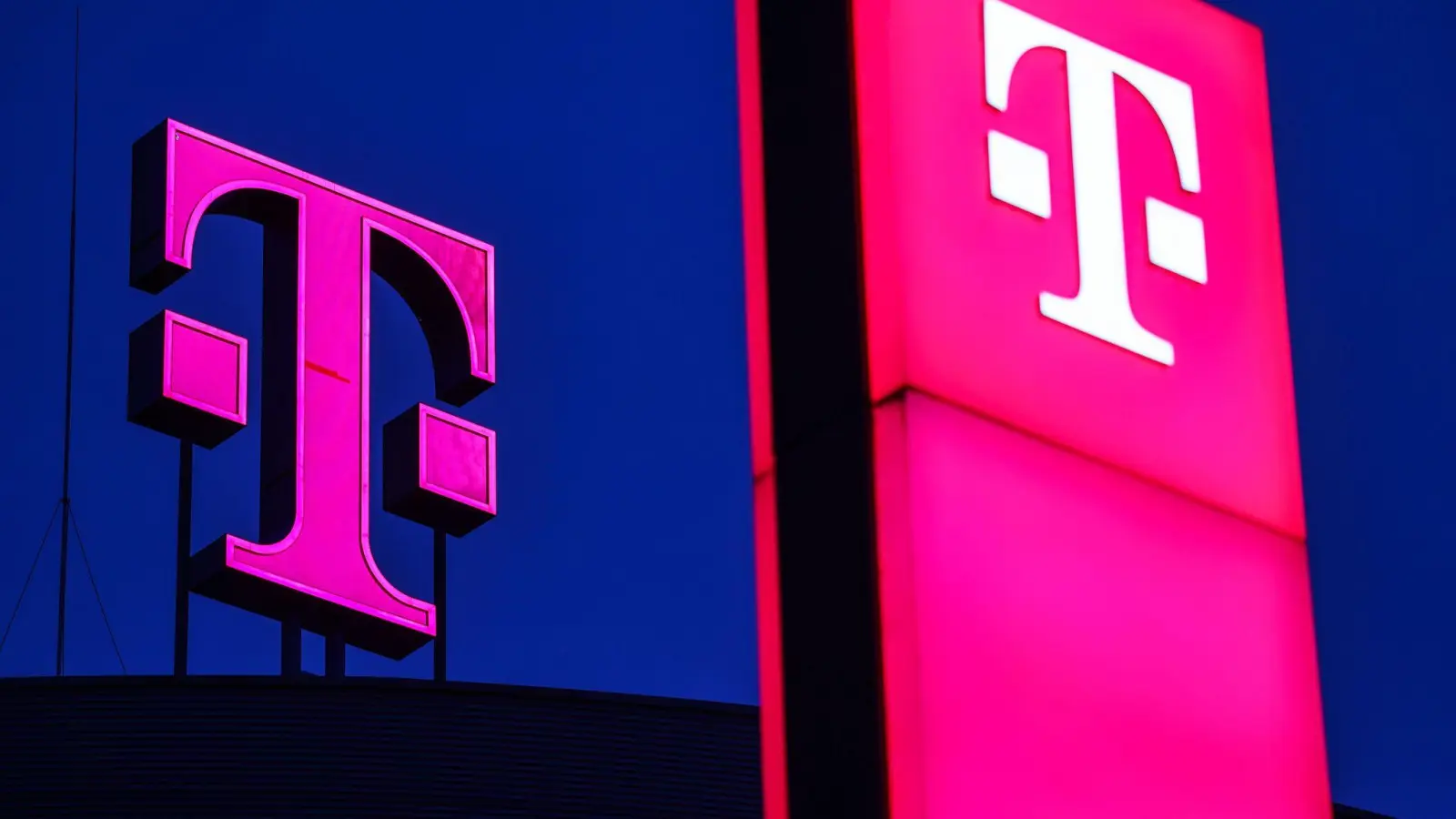 Das Telekom-Logo an der Bonner Konzernzentrale - dort ist das Handynetz gut, anderswo gibt es noch Lücken. (Archivbild) (Foto: Oliver Berg/dpa)