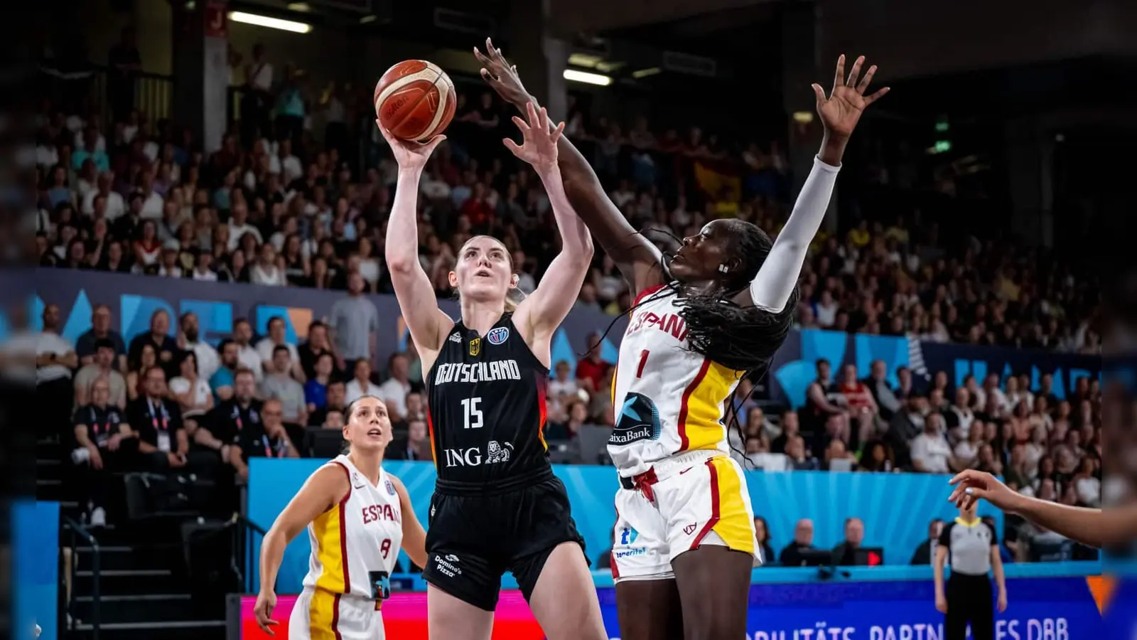 Auch gegen Spanien zählte Luisa Geiselsöder (links) zu den besten deutschen Spielerinnen. Hier hält sie das spanische Supertalent Awa Fam auf Distanz. (Foto: Tilo Wiedensohler/camera4)