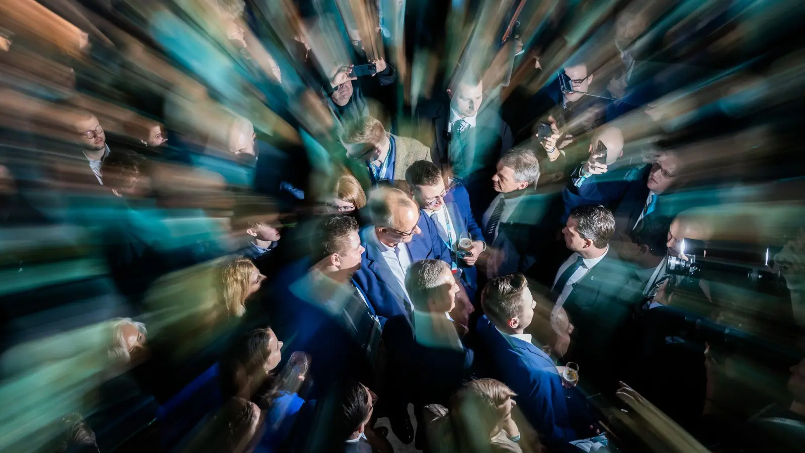 Bei der Union war erstmal Feiern angesagt - doch die nächsten Wochen dürften schwierig werden. (Foto: Christoph Soeder/dpa)