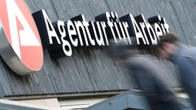 Wer nach dem Verlust seiner Arbeitsstelle weniger Unterhalt zahlen möchte, muss vor Gericht nachweisen, dass ihn an der Kündigung keine eigene Schuld trifft. (Foto: Arne Dedert/dpa)
