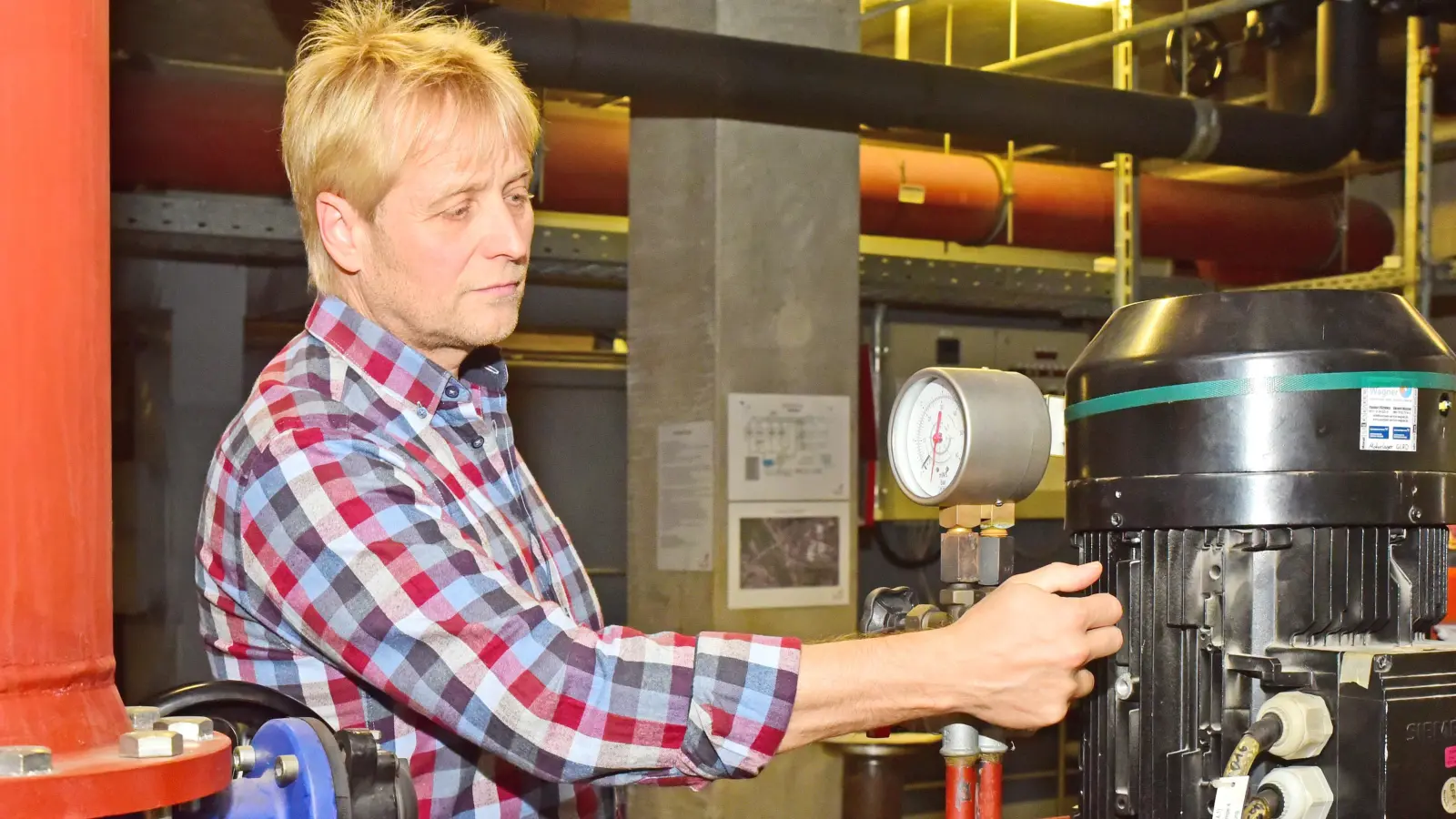 Werner Glas, Leiter des technischen Gebäudemanagements im Brücken-Center, kümmert sich um die Umsetzung von Sparmaßnahmen, die aber nicht die Sicherheit, die Barrierefreiheit oder das Einkaufserlebnis trüben sollen. (Foto: Sarina Schwinn)