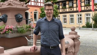 Pfarrer Christof Meißner tritt heute seinen Dienst an. Er ist der Nachfolger von Christian Schäfer. Am Neustädter Neptunbrunnen ließ er sich ablichten.  (Foto: Anita Dlugoß)