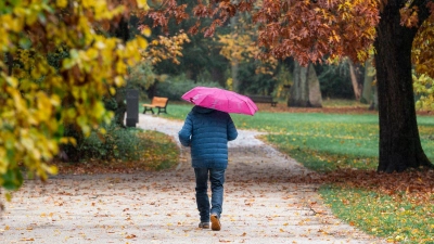 Warme Kleidung und vielerorts auch ein Regenschirm sind in den nächsten Tagen in Deutschland angesagt. (Archivbild) (Foto: Daniel Vogl/dpa)