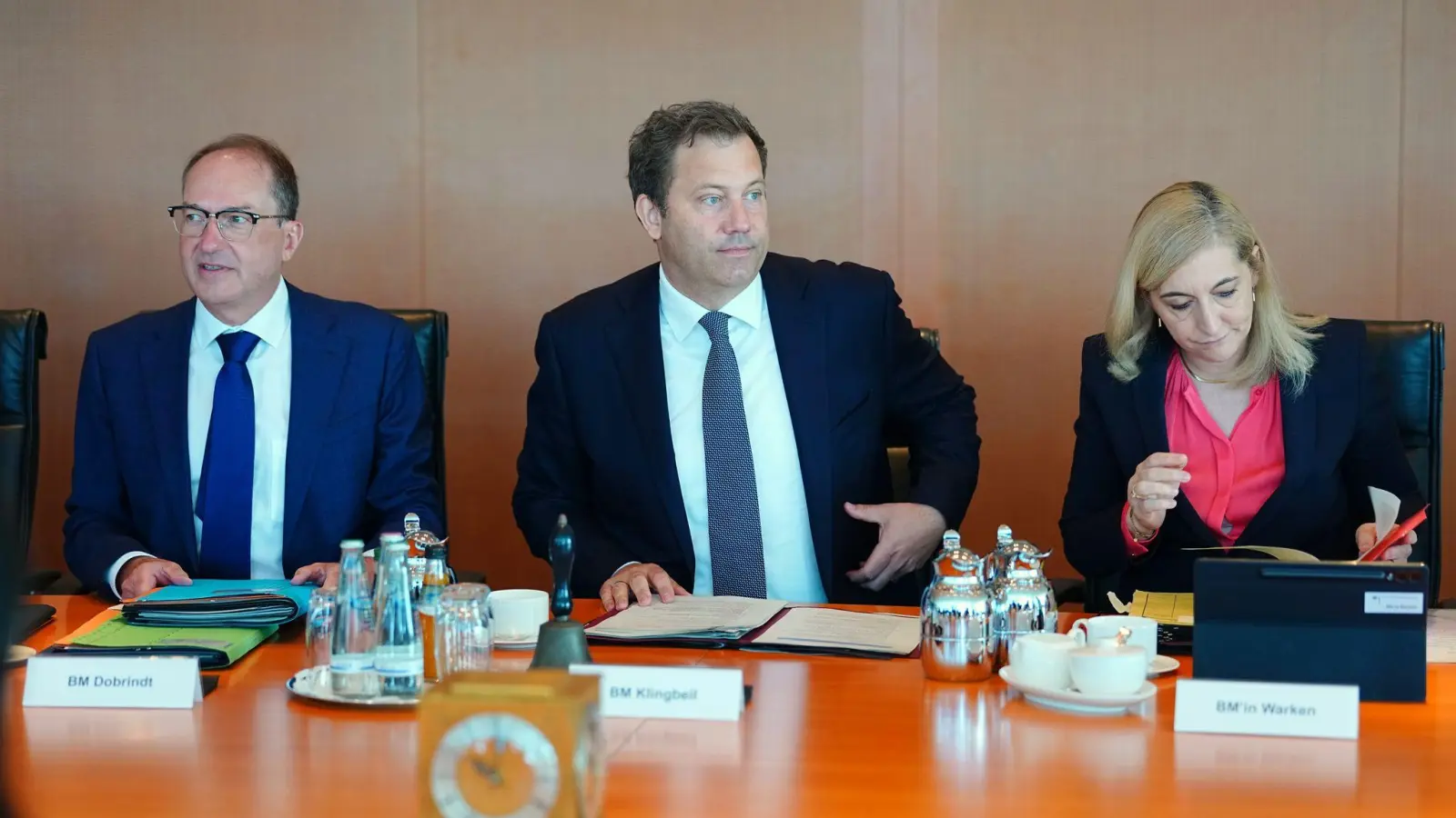 Weil der Kanzler nicht da war, durfte Klingbeil die Kabinettsitzung leiten.  (Foto: Kay Nietfeld/dpa)