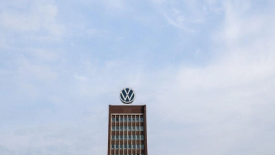 Bei VW ist die Entscheidung für einen neue Personalvorständin gefallen (Archivbild) (Foto: Julian Stratenschulte/dpa)
