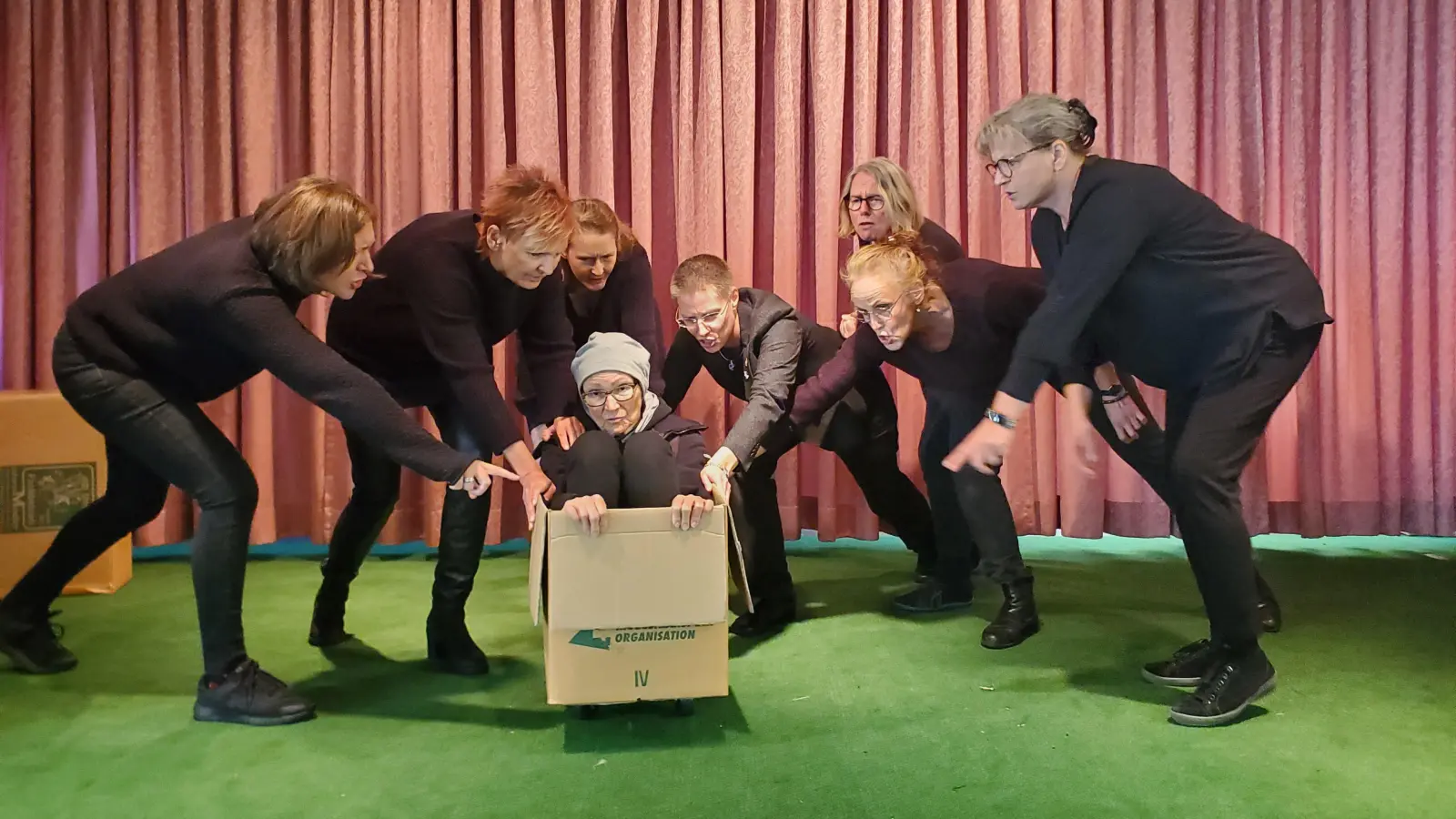 In der Stückcollage wird aufgezeigt: Menschen sind keine Waren, die man einfach zurücksenden kann.  (Foto: Ulli Ganter)
