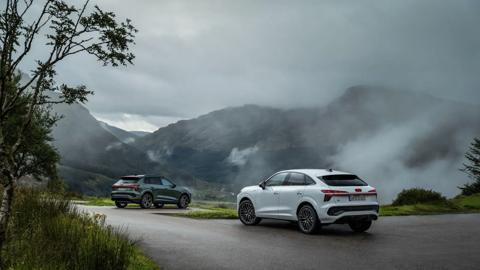 Aufgefrischter Doppelpack: Den überarbeiteten Q3 fährt Audi als Steilheck und Fließheck Sportback (rechts) vor. (Foto: Audi AG/dpa-tmn)