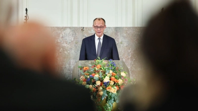 Kanzler Merz bezeichnete Friedrich von Metzler als „herausragenden Bankier“ und „Menschenfreund“. (Foto: Hannes P. Albert/dpa)