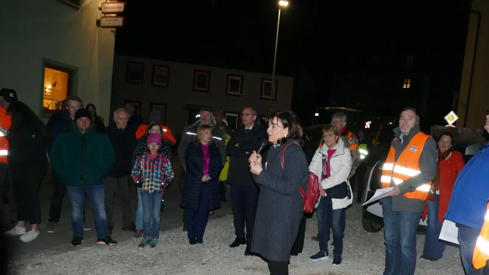 Marlene Mortler (Mitte mit Mikrofon) stellte sich bei der Demonstration in Adelsdorf den Fragen und Sorgen der Landwirte, die mit etwa 50 Traktoren zur CSU-Ortsvorsitzendenkonferenz angereist waren. (Foto: Sylvia Fehlinger)