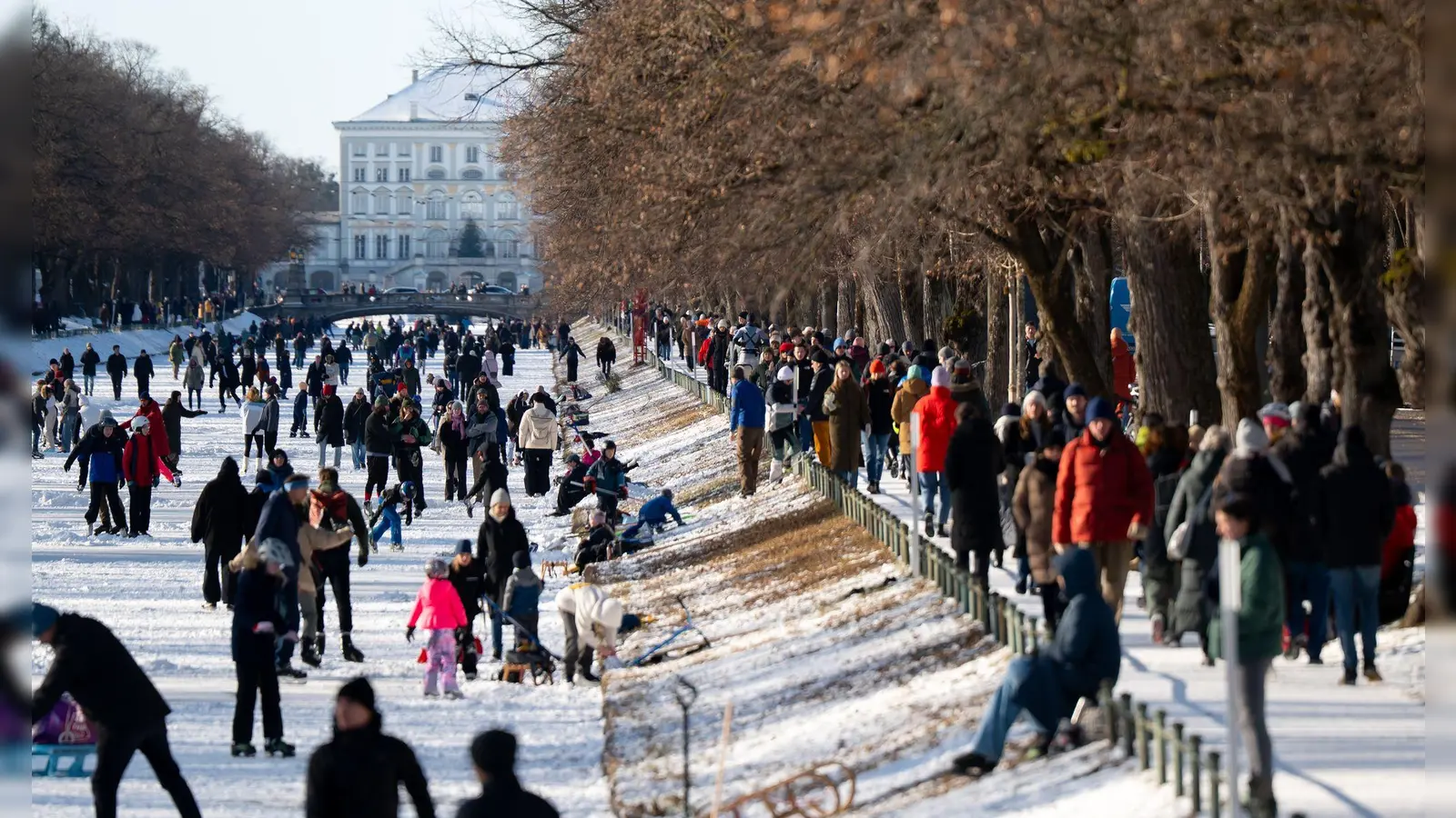 Winterjacke, Schal, Mütze, Handschuhe: Bei eisigen Temperaturen sollte man sich in Bayern weiter warm einpacken. (Foto: Sven Hoppe/dpa)