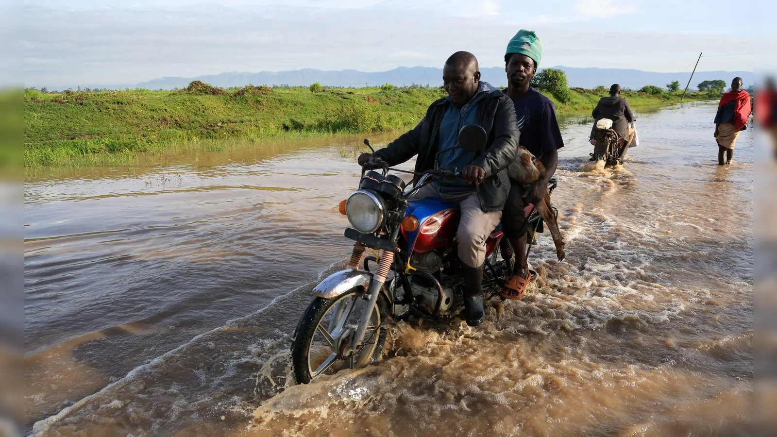Nach heftigen Regenfällen sind viele kenianische Straßen überschwemmt. (Foto: Andrew Kasuku/AP/dpa)